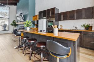 8 Bedroom Blue Mountain Chalet with Ping-Pong - 218 Arlberg