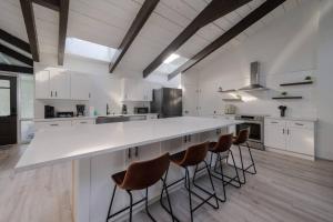 Entire Home with Pool, Ping Pong Table and Arcade games