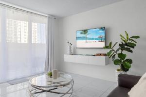 Hollywood 1 BR Apt w Gym and Pool near the Beach