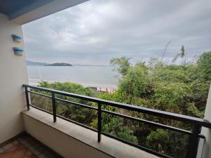 C102 Apartamento pé na areia, com vista frente mar