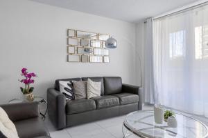 Hollywood 1 BR Apt w Gym and Pool near the Beach