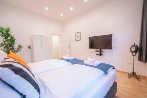 King-size boxspring beds, 15 minutes to center, Smart TV