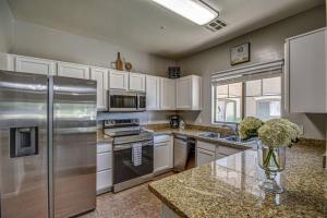 Modern 2BR Condo with Pool and Parking in Scottsdale