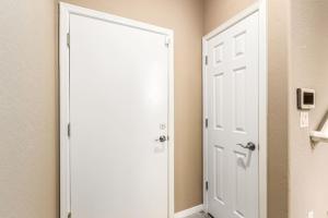 3BR Stay with Heated Pool, Spa, Gym and Grill Access