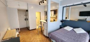 1 Ambiente con vista a plaza y mar con balcón