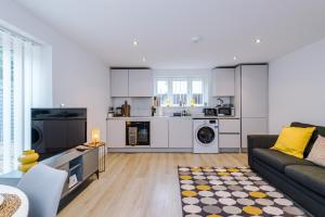 Ideal for long term stays, FREE parking, sleeps 4!