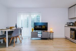 Ideal for long term stays, FREE parking, sleeps 4!