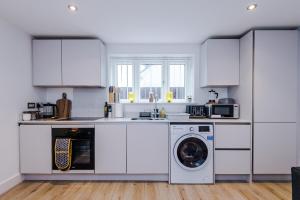 Ideal for long term stays, FREE parking, sleeps 4!