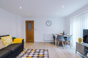 Ideal for long term stays, FREE parking, sleeps 4!