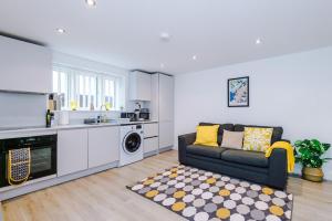 Ideal for long term stays, FREE parking, sleeps 4!