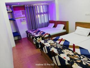 Shiv Shakti Home Stay - "# Sri Kashi Vishwanath Temple And Ghat Only 500m Spacious-Room with-wi-fi-availability,