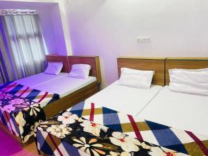 Shiv Shakti Home Stay - "# Sri Kashi Vishwanath Temple And Ghat Only 500m Spacious-Room with-wi-fi-availability,