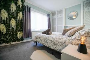 Cosy home with parking sleeps 5 near Centre & Bay