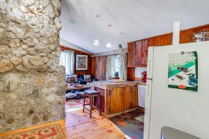 4 Mi to Stratton Mountain Resort! Cabin with Hot Tub