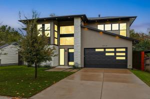 Upscale Modern Living - 4BD 4BA Backyard & Cinema