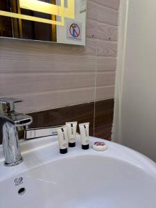 استديو بسرير ماستر وجلسه جانبيه