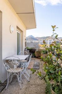 LAgapanthe avec Terrasse by PRIMO CONCIERGERIE