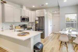 Great for Travel Nurses 2BR East Dallas Townhome!