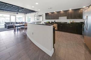 3 BR 2 BA Downtown Loft Pickleball Fun