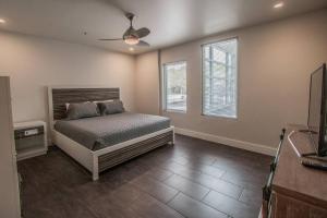 3 BR 2 BA Downtown Loft Pickleball Fun