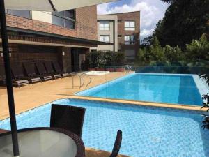 Beautiful Loft close to airport,pool gym & parking