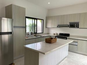 Steps to Ballenas beach, very private pool