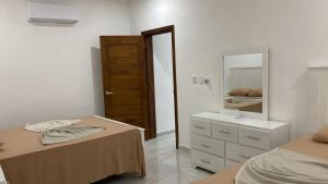 Steps to Ballenas beach, very private pool