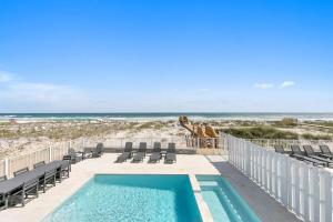 Gulf Front 8 BR 6 BA Private Pool & spa Pickleball Fun