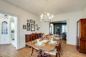 Historic Home Overlooking Central Riverside Park!