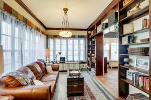 Historic Home Overlooking Central Riverside Park!