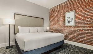 Cute and cozy centrally located unit