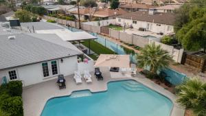 Scottsdale Retreat w Private Pool Outdoor Dining Close to Old Town Fun Casa Cambridge by AvantStay