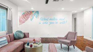 Scottsdale Retreat w Private Pool Outdoor Dining Close to Old Town Fun Casa Cambridge by AvantStay