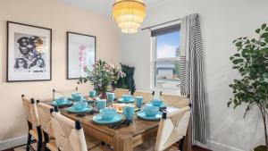 Scottsdale Retreat w Private Pool Outdoor Dining Close to Old Town Fun Casa Cambridge by AvantStay