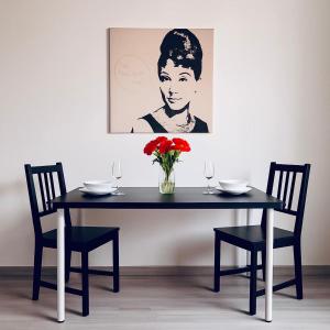 Cozy One-Bedroom Apartment by Flora Metro Station