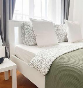 Cozy One-Bedroom Apartment by Flora Metro Station