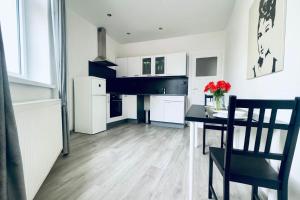 Cozy One-Bedroom Apartment by Flora Metro Station