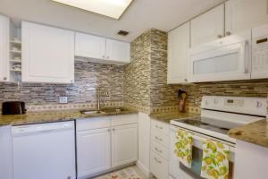 Steps to Shore: Ormond Beach Condo w Pool Access!