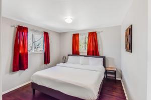 Huge family home in Centennial with five bedrooms large yard and plenty of parking