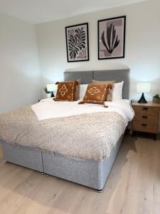 New build - king bed - Fast Wi-Fi - Zone 2