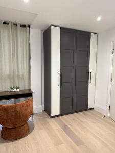 New build - king bed - Fast Wi-Fi - Zone 2