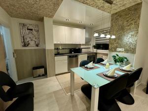 Zentrumsnahe 2-Zimmer FeWO mit Balkon, Garage, Nahe ÖPNV für 4 Personen