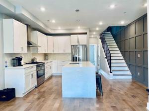 Luxe Penthouse with Private Parking & Rooftop w TV