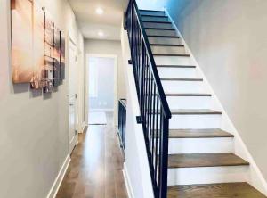 Luxe Penthouse with Private Parking & Rooftop w TV