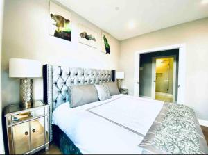 Luxe Penthouse with Private Parking & Rooftop w TV