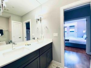 Luxe Penthouse with Private Parking & Rooftop w TV