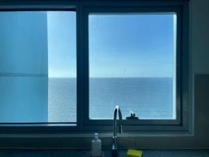 Luxurious Modern 2 Bedrooms Facing Manila Bay Sunset, Airports, Okada, Solaire, MOA with free parking