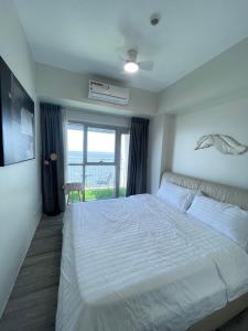 Luxurious Modern 2 Bedrooms Facing Manila Bay Sunset, Airports, Okada, Solaire, MOA with free parking