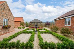 Meals Farm - Courtyard Room
