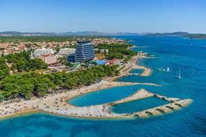 Apartments with parking space Vodice - 17058